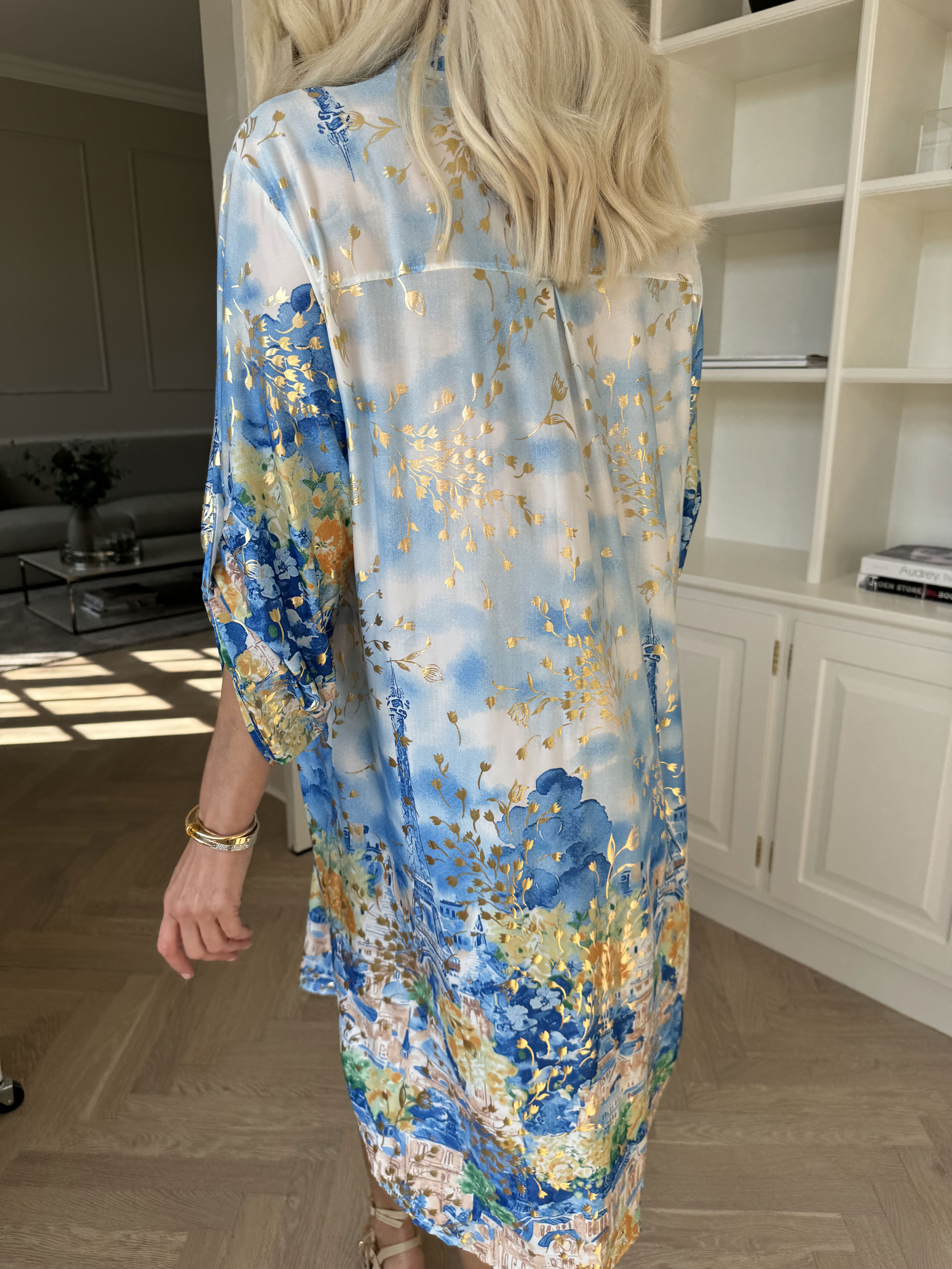 Ebba Paris Long - Elastisk mønstret kjole med guld detaljer